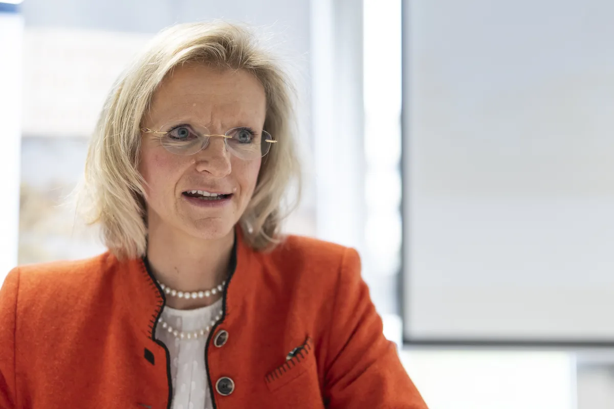 Brigitte Umbach-Spahn ist eine der zwei vom Bezirksgericht Hinwil eingesetzten provisorischen Sachwalter. Eine Frau in oranger Jacke.