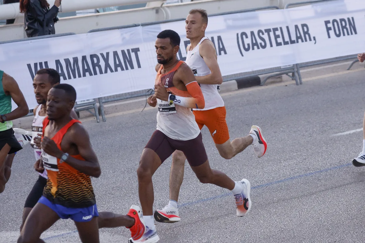 epa11750828 Tadesse Abraham (2-R) of Switzerland in action during the 2024 Valencia Marathon in Valencia, Spain, 01 December 2024.  EPA/Kai Forsterling