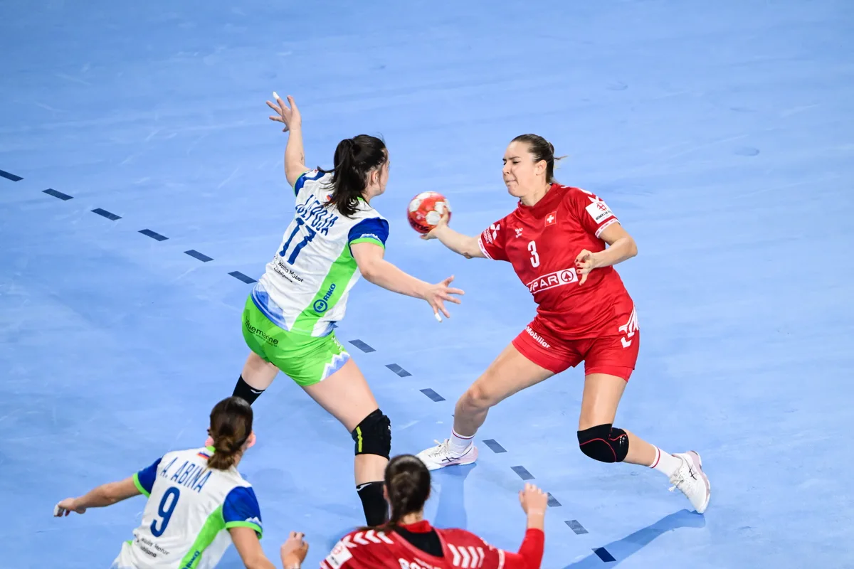 epa11762513 Kerstin Kuendig of Switzerland (R) in action against Natasa Ljepoja of Slovenia (L) during the EHF Women's EURO 2024 main round handball match between Switzerland and Slovenia, in Vienna, Austria, 07 December 2024.  EPA/CHRISTIAN BRUNA