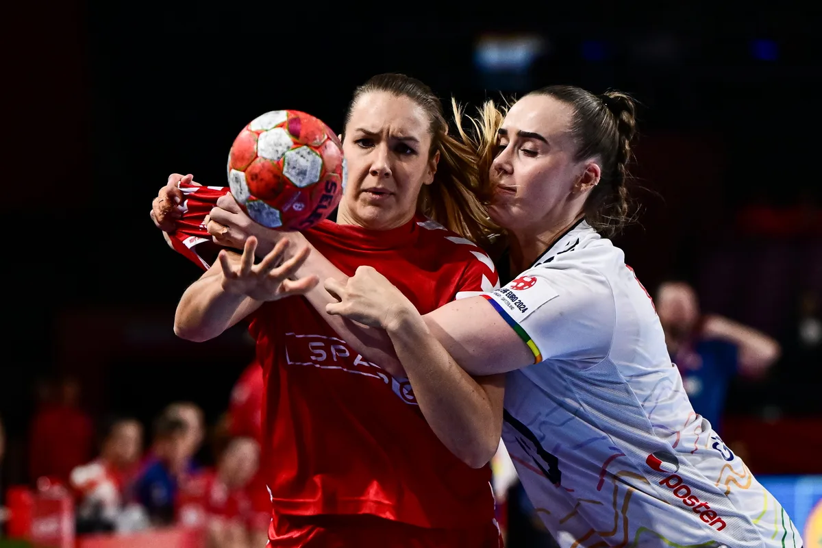 epa11771285 Kerstin Kuendig of Switzerland (L) in action against Thale Rushfeldt Deila of Norway (R) during the EHF Women's EURO 2024 main round handball match between Switzerland and Switzerland, in Vienna, Austria, 11 December 2024.  EPA/CHRISTIAN BRUNA