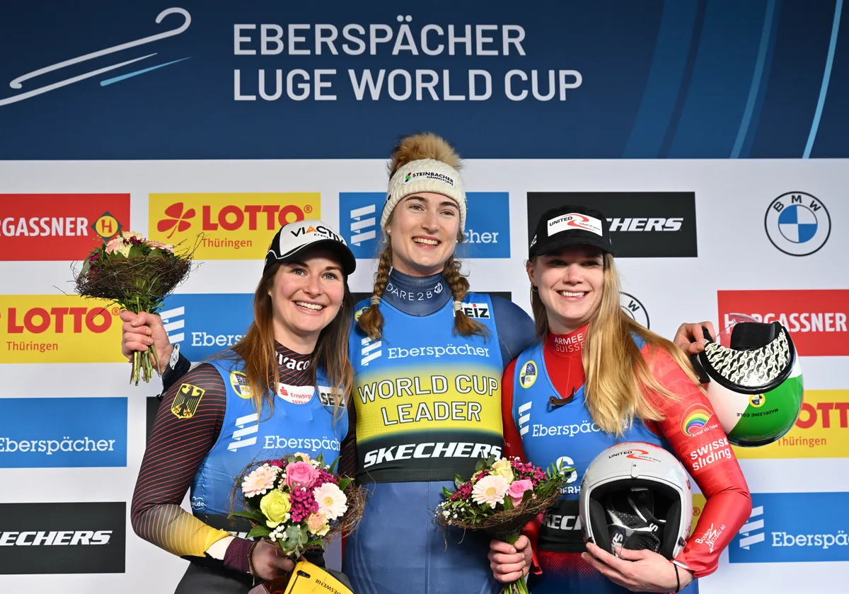 25.01.2025, Thüringen, Oberhof: Rodeln, Weltcup, Einsitzer, Frauen, 1. Durchgang: Julia Taubitz (l-r) aus Deutschland, Madeleine Egle aus Österreich, und Natalie Maag aus Schweiz stehen gemeinsam auf dem Podium. Foto: Martin Schutt/dpa +++ dpa-Bildfunk +++