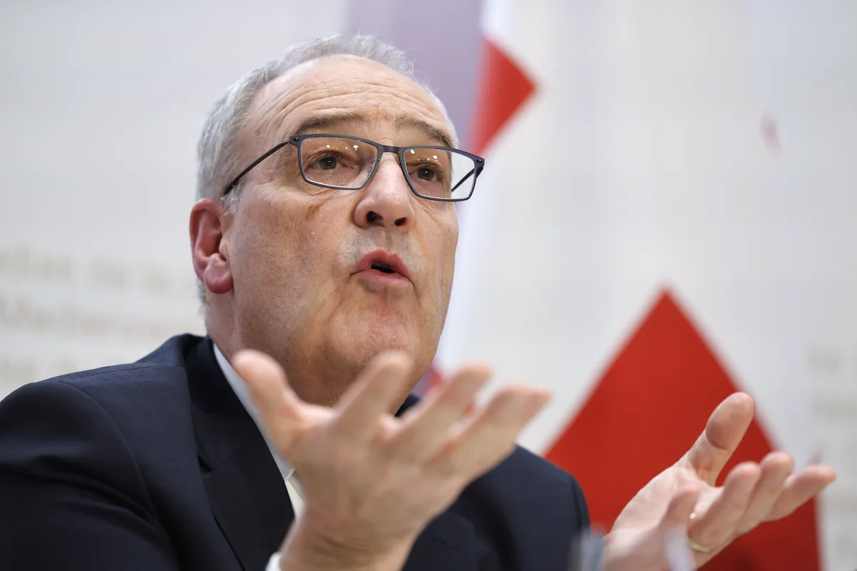 Ein älterer Herr mit Brille spricht an einer Medienkonferenz.