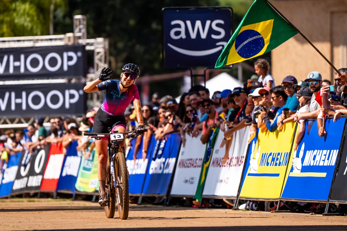 Der Gruss an die Fans: Nicole Koller überquert als Siebte das Ziel. Nicole Koller from Switzerland, cross the finish line of the Country Women Elite, XCO, WHOOP UCI Mountain Bike World Series, on Saturday, April 12, 2025, in Araxa, Brazil. (KEYSTONE/Maxime Schmid)