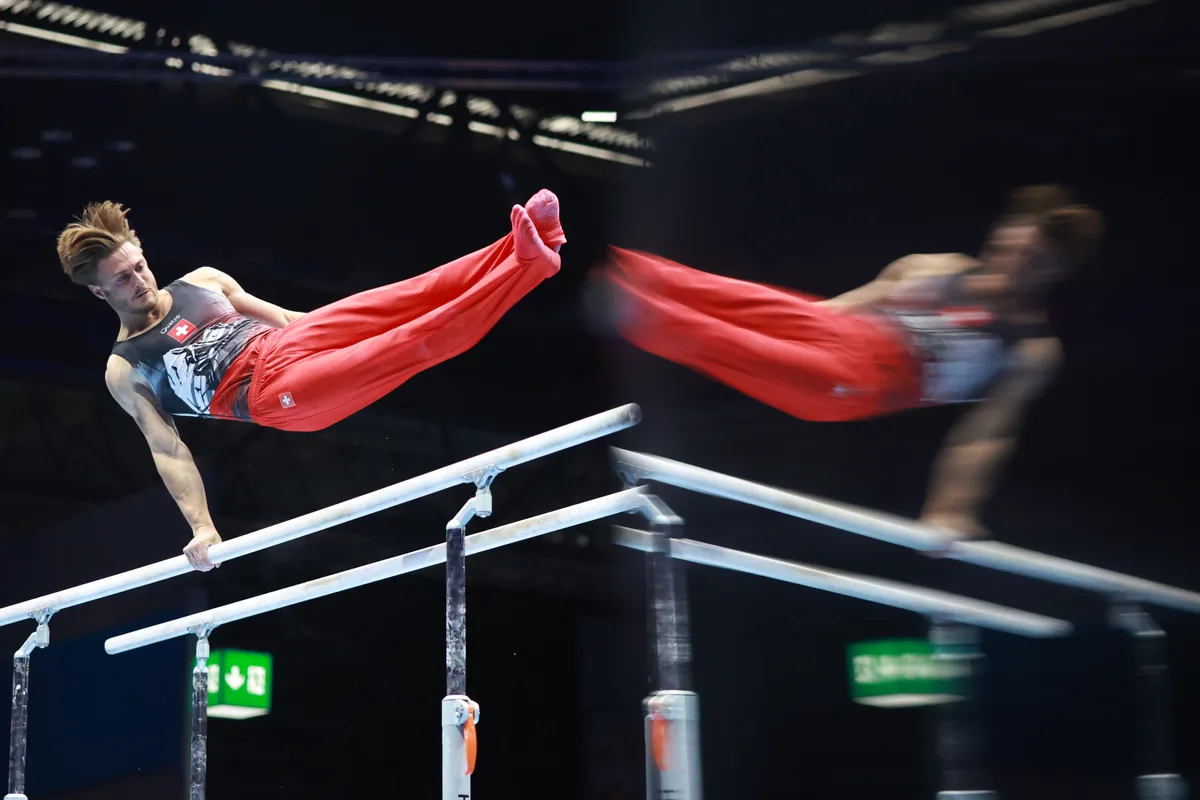 Ian Raubal erturnte sich am Barren ein Total von 14,766 Punkte. epa12147000 Ian Raubal of Switzerland competes on the parallel bars during the men's final competition at the European Artistic Gymnastic Championships in Leipzig, Germany, 31 May 2025. EPA/CLEMENS BILAN