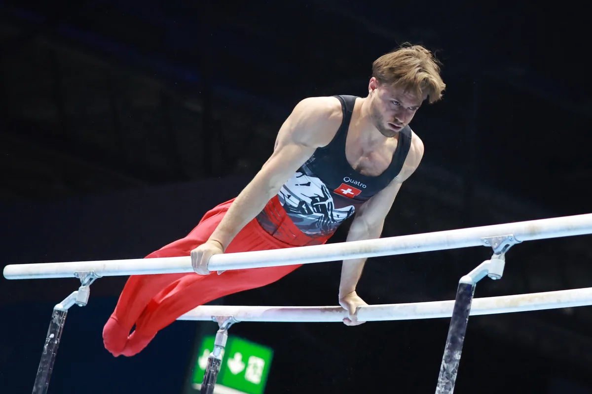 Ian Raubal klassierte sich bereits in der Qualifikation auf Platz 2. epa12147020 Ian Raubal of Switzerland competes on the parallel bars during the men's final competition at the European Artistic Gymnastic Championships in Leipzig, Germany, 31 May 2025. EPA/CLEMENS BILAN