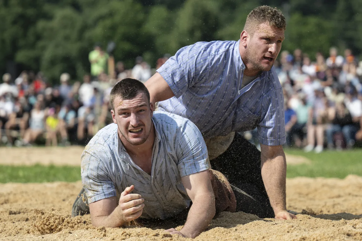 Zwei der Festsieganwärter: Damian Ott (vorne) und Armon Orlik. Armon Orlik, rechts, gewinnt gegen Damian Ott im Schlussgang beim Glarner-Bündner Schwingfest am Pfingstmontag, 9. Juni 2025.