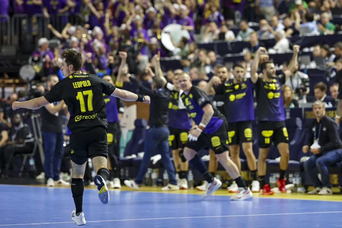 epa12177262 Players of Nantes celebrate during the EHF Men's FINAL4 Handball Champions League 3rd place match between HBC Nantes and FC Barcelona in Cologne, Germany, 15 June 2025.  EPA/Christopher Neundorf