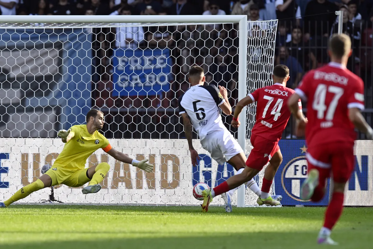 Der Thuner Elmin Rastoder schiesst das 0-1 fuer Thun  beim Fussballspiel der Super League FC Zuerich gegen den FC Thun im Stadion Letzigrund in Zuerich am Samstag, 23. August 2025. (KEYSTONE/Walter Bieri )
