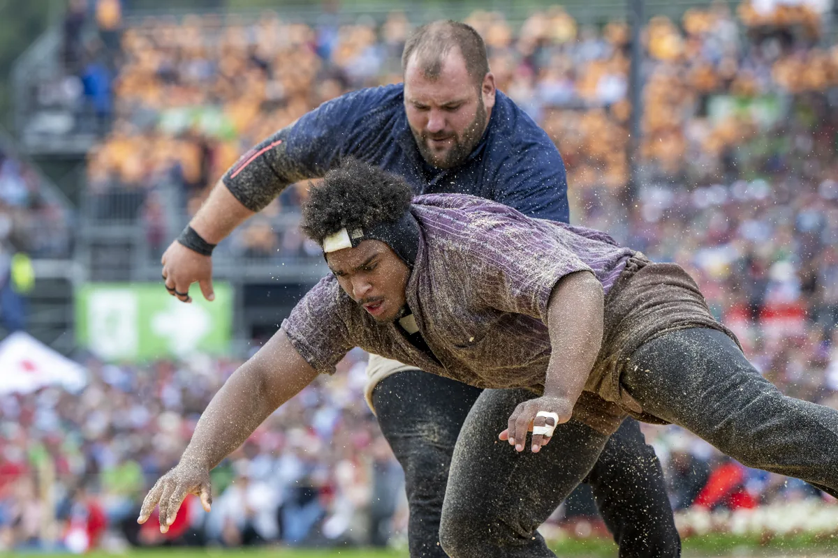 Fabian Kindlimann, oben und Sinisha Luescher, unten, im 4. Gang beim Eidgenoessischen Schwing- und Aelplerfest 2025 Glarnerland (ESAF), am Samstag, 30. August 2025, in Mollis. (KEYSTONE/Urs Flueeler)
