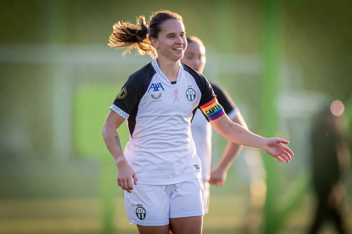 Naomi Megroz jubelt nach ihrem vierten Tor zum 5:1 im Fussballspiel der Women's Super League zwischen dem FC Zuerich und dem FC Rapperswil-Jona, am Samstag, 18. Oktober 2025 auf der Sportanlage Heerenschuerli in Zuerich. (KEYSTONE/Andreas Becker)