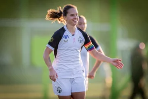 28009109-4 Naomi Megroz jubelt nach ihrem vierten Tor zum 5:1 im Fussballspiel der Women's Super League zwischen dem FC Zuerich und dem FC Rapperswil-Jona, am Samstag, 18. Oktober 2025 auf der Sportanlage Heerenschuerli in Zuerich. (KEYSTONE/Andreas Becker)