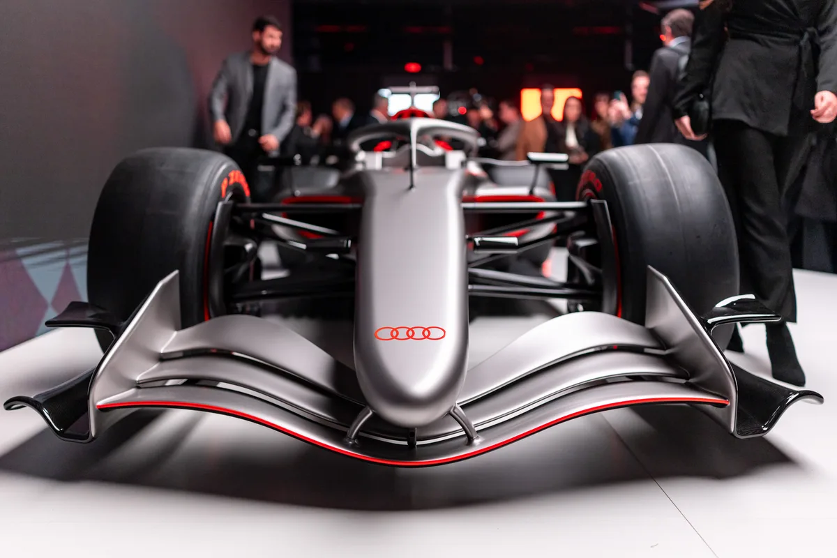 12.11.2025, Bayern, München: Das Formel-1-Konzeptauto R26 des Automobilherstellers Audi wird im Audi Brand Experience Center am Flughafen München präsentiert. 115 Tage vor dem ersten Grand-Prix-Einsatz beim Saisonstart in Melbourne gab Audi einen Vorgeschmack auf das künftige Design des neuen Formel-1-Wagens. Foto: Daniel Karmann/dpa +++ dpa-Bildfunk +++