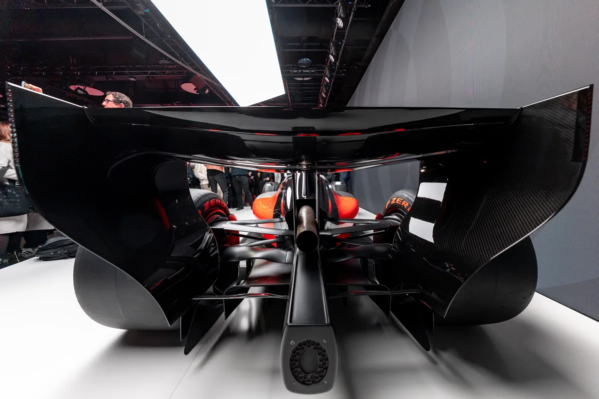 12.11.2025, Bayern, München: Das Formel-1-Konzeptauto R26 des Automobilherstellers Audi wird im Audi Brand Experience Center am Flughafen München präsentiert. 115 Tage vor dem ersten Grand-Prix-Einsatz beim Saisonstart in Melbourne gab Audi einen Vorgeschmack auf das künftige Design des neuen Formel-1-Wagens. Foto: Daniel Karmann/dpa +++ dpa-Bildfunk +++