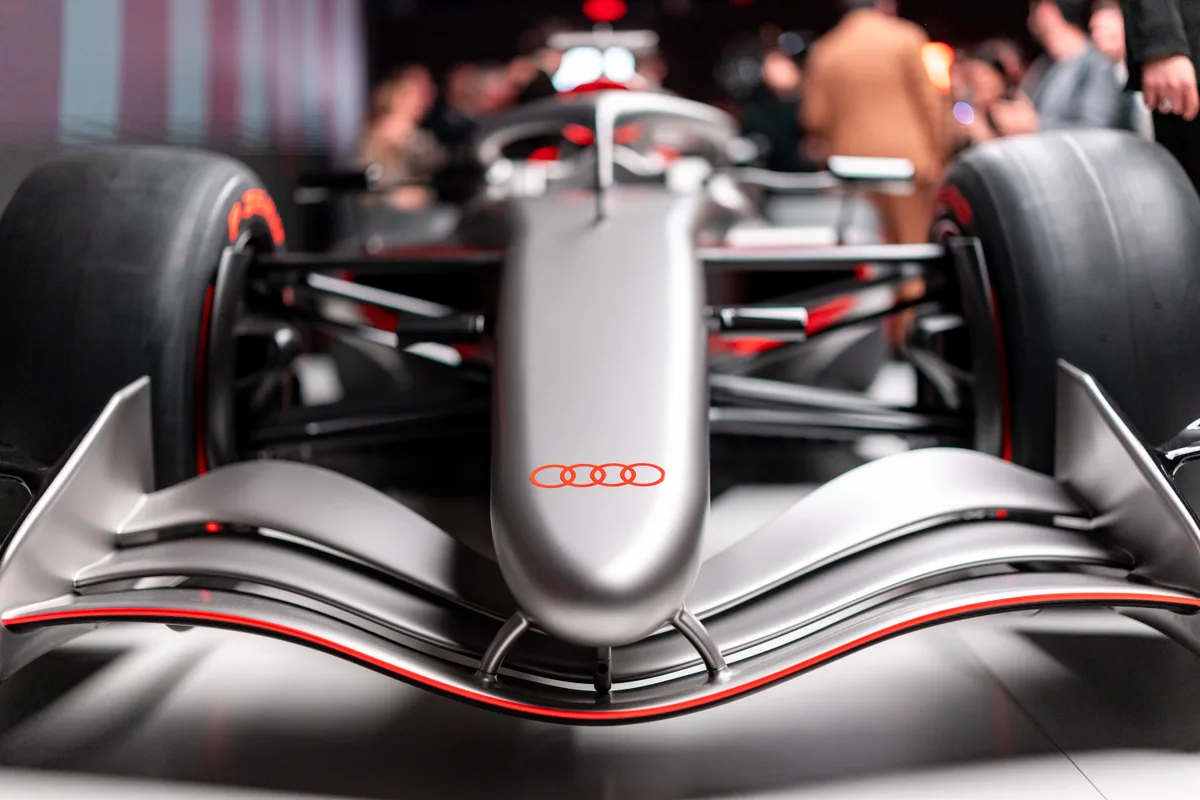 12.11.2025, Bayern, München: Das Formel-1-Konzeptauto R26 des Automobilherstellers Audi wird im Audi Brand Experience Center am Flughafen München präsentiert. 115 Tage vor dem ersten Grand-Prix-Einsatz beim Saisonstart in Melbourne gab Audi einen Vorgeschmack auf das künftige Design des neuen Formel-1-Wagens. Foto: Daniel Karmann/dpa +++ dpa-Bildfunk +++