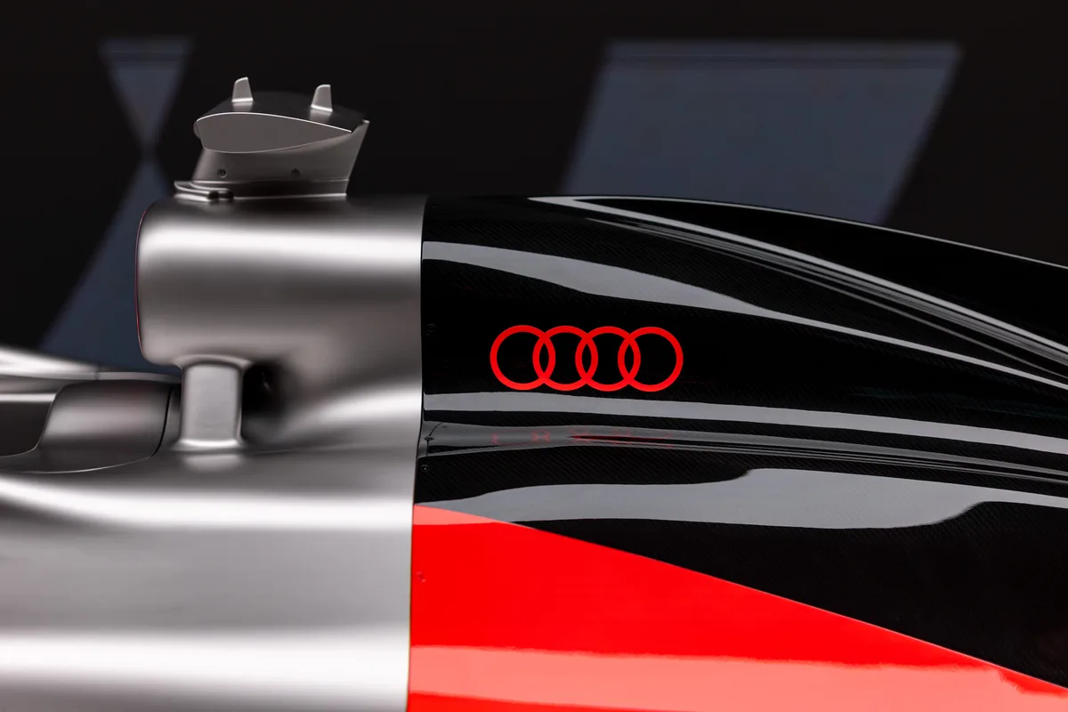 12.11.2025, Bayern, München: Das Formel-1-Konzeptauto R26 des Automobilherstellers Audi wird im Audi Brand Experience Center am Flughafen München präsentiert. 115 Tage vor dem ersten Grand-Prix-Einsatz beim Saisonstart in Melbourne gab Audi einen Vorgeschmack auf das künftige Design des neuen Formel-1-Wagens. Foto: Daniel Karmann/dpa +++ dpa-Bildfunk +++