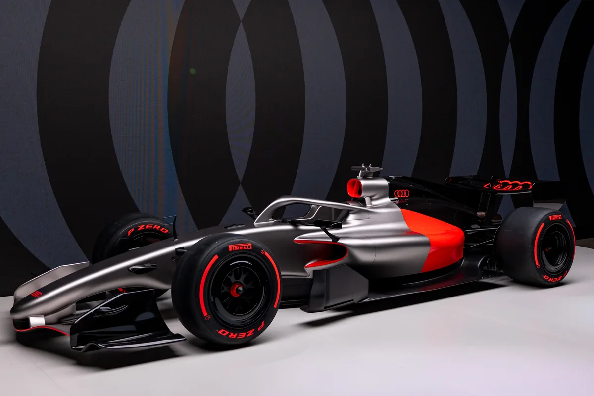 28004274-1 Viel schwarz, etwas silber und ein wenig rot - Audis Formel-1-Bolide.