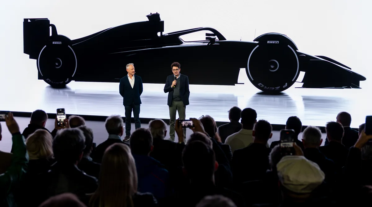 12.11.2025, Bayern, München: Jonathan Wheatley (l), Team-Chef beim Automobilhersteller Audi, und Mattia Binotto, Formel-1-Projektleiter bei Audi, sprechen während der Präsentation des Formel-1-Konzeptautos R26 von Audi im Audi Brand Experience Center am Flughafen München. 115 Tage vor dem ersten Grand-Prix-Einsatz beim Saisonstart in Melbourne gab Audi einen Vorgeschmack auf das künftige Design des neuen Formel-1-Wagens. Foto: Daniel Karmann/dpa +++ dpa-Bildfunk +++