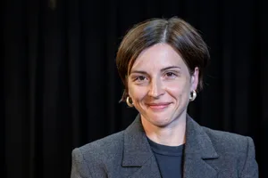 13220271-4 Die Gewinnerin Dorothee Elmiger (Die Hollaenderinnen) waehrend der Preisverleihung des Schweizer Buchpreises 2025 in Basel, am Sonntag, 16. November 2025. (KEYSTONE/Georgios Kefalas)