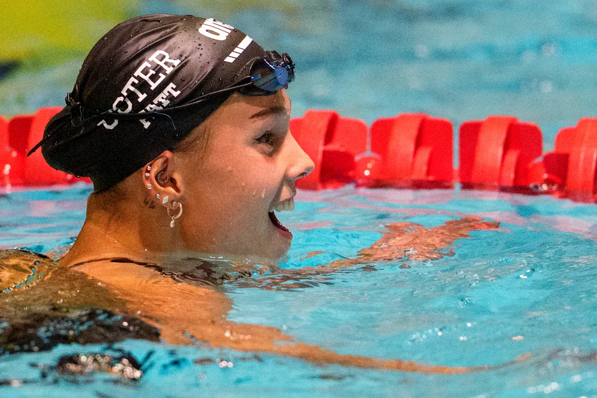 Angelina Patt vom SC Uster freut sich ueber einen neuen Schweizer Rekord ueber 50m Ruecken als Startschwimmerin in der Lagenstaffel an den Kurzbahn Schweizermeisterschaften im Schwimmen am Sonntag, 16. November 2025, in Uster. (KEYSTONE/Patrick B. Kraemer)