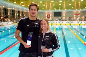 Noe Ponti und Angelina Patt beide vom SC Uster posieren mit der Auszeichnung fuer die beste Leistung an den Kurzbahn Schweizermeisterschaften im Schwimmen am Sonntag, 16. November 2025, in Uster. (KEYSTONE/Patrick B. Kraemer) Noe Ponti und Angelina Patt beide vom SC Uster posieren mit der Auszeichnung fuer die beste Leistung an den Kurzbahn Schweizermeisterschaften im Schwimmen am Sonntag, 16. November 2025, in Uster. (KEYSTONE/Patrick B. Kraemer)