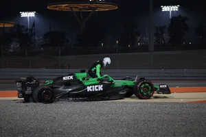 28252172-4 epa12560064 Kick Sauber driver Nico Hulkenberg of Germany exits his car after crashing in the Formula 1 Qatar Grand Prix at the Lusail International Circuit racetrack outside Doha, Qatar, 30 November 2025. EPA/ALI HAIDER