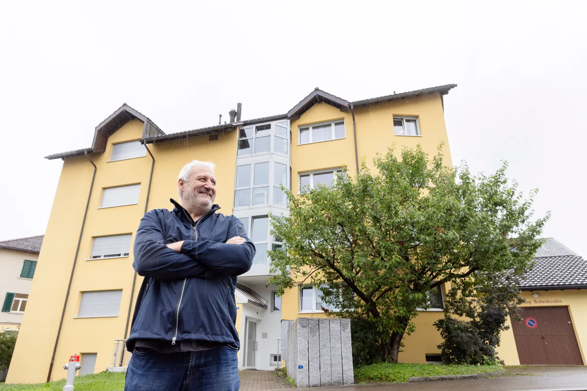 Res Betschart, der Hausverwalter der Hilfskasse des Eidgenoessischen Schwingverbands vor dem Mehrfamilienhaus an der Taendelistrasse 5 in Wetzikon.