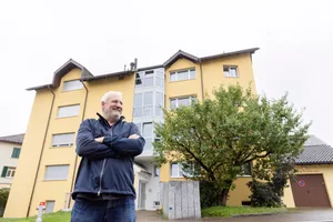 Res Betschart, der Hausverwalter der Hilfskasse des Eidgenoessischen Schwingverbands vor dem Mehrfamilienhaus an der Taendelistrasse 5 in Wetzikon. Res Betschart, der Hausverwalter der Hilfskasse des Eidgenoessischen Schwingverbands vor dem Mehrfamilienhaus an der Taendelistrasse 5 in Wetzikon.
