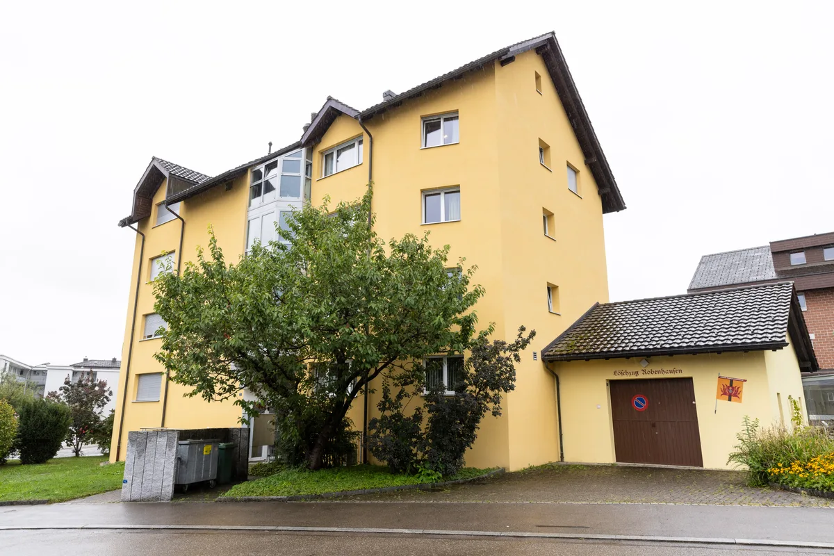 Das Mehrfamilienhaus an der Tändelistrasse 5 in Wetzikon hat die Hilfskasse 1999 erworben. Gelbes Mehrfamilienhaus in Wetzikon.