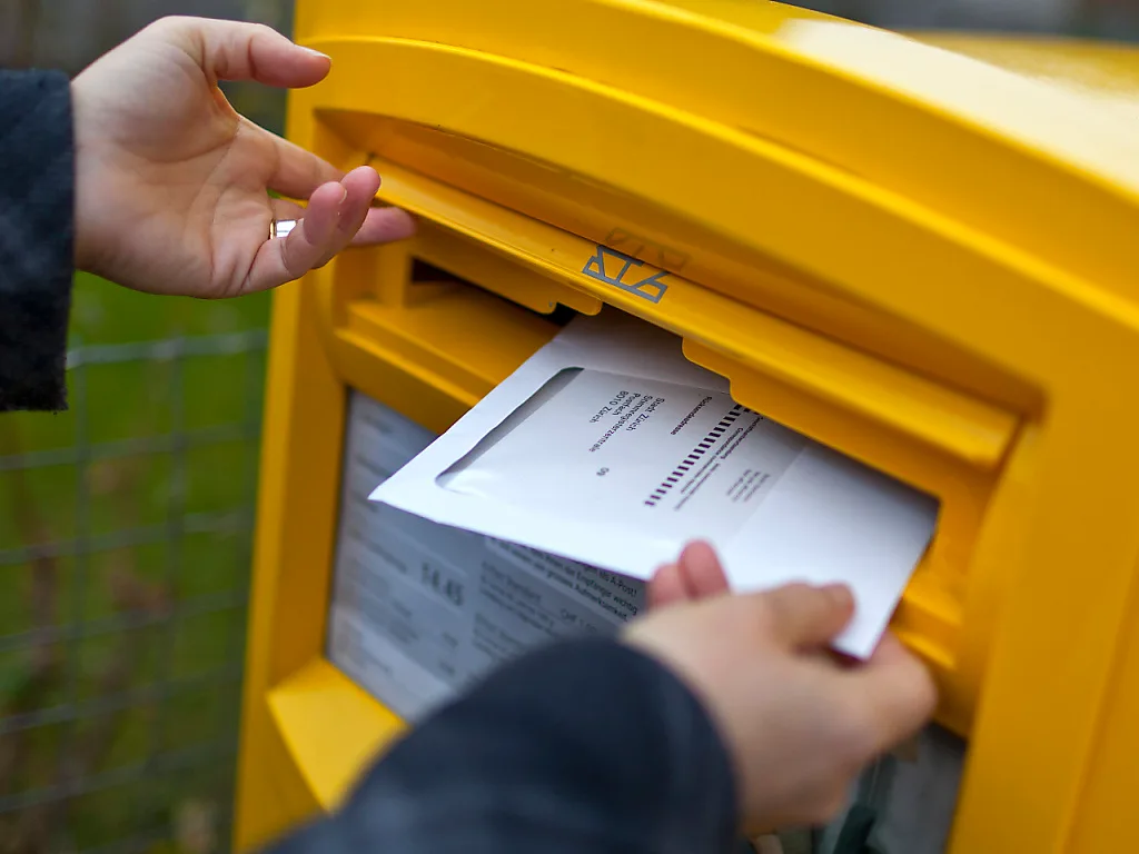 Das Wahlcouvert sollte spätestens am Dienstag in den Briefkasten geworfen werden, damit es noch rechtzeitig ankommt. (Symbolbild)