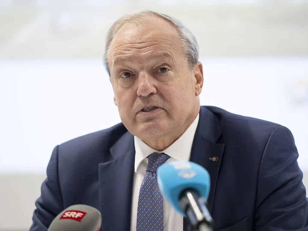 Mann vor zwei Mikrofonen.