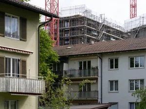 Der Kanton und die Gemeinden sollen verpflichtet werden, bei der Erstellung, dem Erwerb oder der Förderung von Wohnraum stets mindestens 50 Prozent als selbstgenutztes Eigentum (z.B. Stockwerkeigentum) statt als Mietwohnungen anzubieten. Der Kanton und die Gemeinden sollen verpflichtet werden, bei der Erstellung, dem Erwerb oder der Förderung von Wohnraum stets mindestens 50 Prozent als selbstgenutztes Eigentum (z.B. Stockwerkeigentum) statt als Mietwohnungen anzubieten.