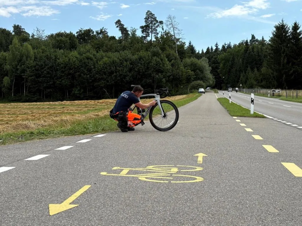Unfallspezialisten sichern Spuren am Unfallort. Ein 44-jähriger Rennvelofahrer ist am Sonntagnachmittag In Illnau bei einem Unfall schwer verletzt worden.