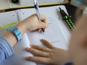 30696770-4 Schüler macht Geometrie