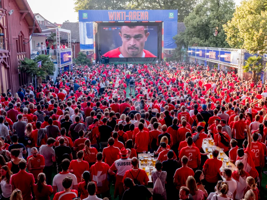 Goal! Mit 3000 anderen Fussballfans schwitzen und zittern? Das geht in der Winti-Arena. Die Winti-Arena dürfte das grösste Public Viewing im Kanton Zürich für die WM 2026 sein. Alle Spiele zeigt sie aber nicht. (Archivbild)