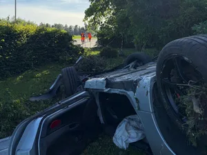Selbstunfall zwischen Oetwil und Hombrechtikon: Die Fahrerin und ihre Beifahrerin wurden dabei verletzt. Selbstunfall zwischen Oetwil und Hombrechtikon: Die Fahrerin und ihre Beifahrerin wurden dabei verletzt.