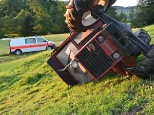 Unfall beim Mähen: Der 20-jährige Fahrer des Traktors zog sich schwere Verletzungen zu. Unfall beim Mähen: Der 20-jährige Fahrer des Traktors zog sich schwere Verletzungen zu.