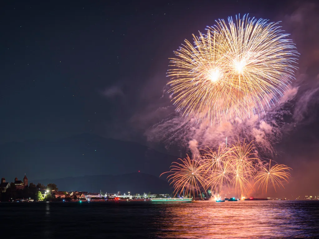 Feuerwerk am Seenachtsfest ueber dem Schloss, am Freitag, 7. August 2026, in Rapperswil-Jona. (KEYSTONE/Gian Ehrenzeller)
