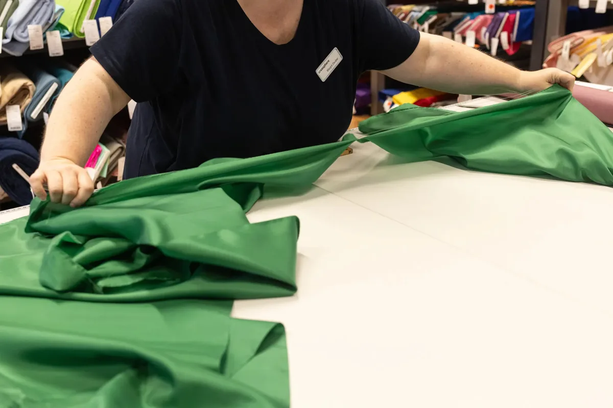 Die Verkäuferinnen in den Creasphere-Filialen haben nochmals viel zu tun. Verkäuferin mit grobem Stoff.