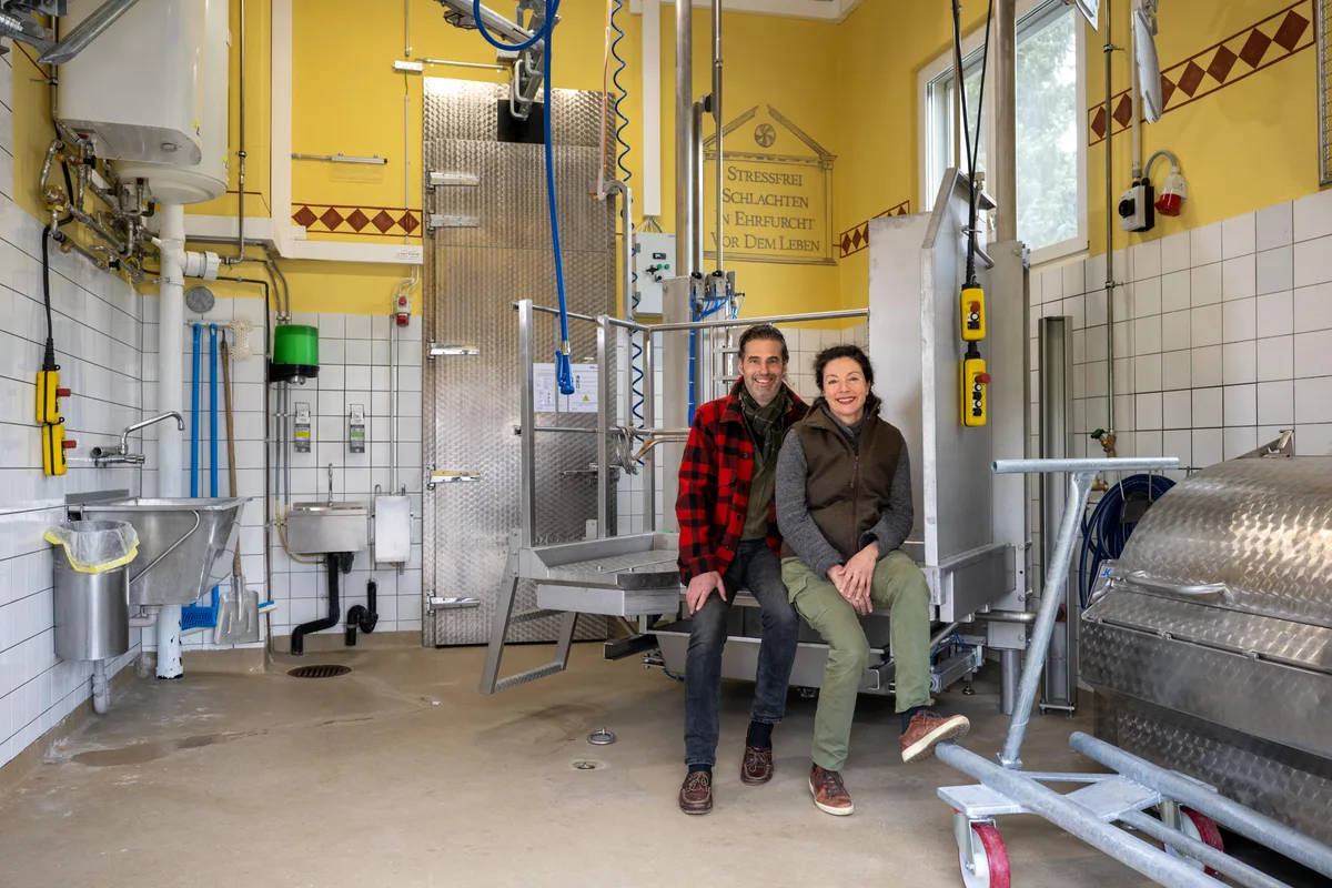 noneNils Müller und Claudia Wanger haben vor drei Jahren das Schlachthaus Wangers Landmetzg übernommen, in dem sie Tiere aus Hoftötungen verarbeiten. Gasthof Guldenen auf dem Pfannenstiel