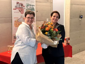 Vize-Gemeindepräsidentin Claudia Lehmann (links) überreicht Yvonne Bürgin einen Blumenstrauss. Vize-Gemeindepräsidentin Claudia Lehmann (links) überreicht Yvonne Bürgin einen Blumenstrauss.