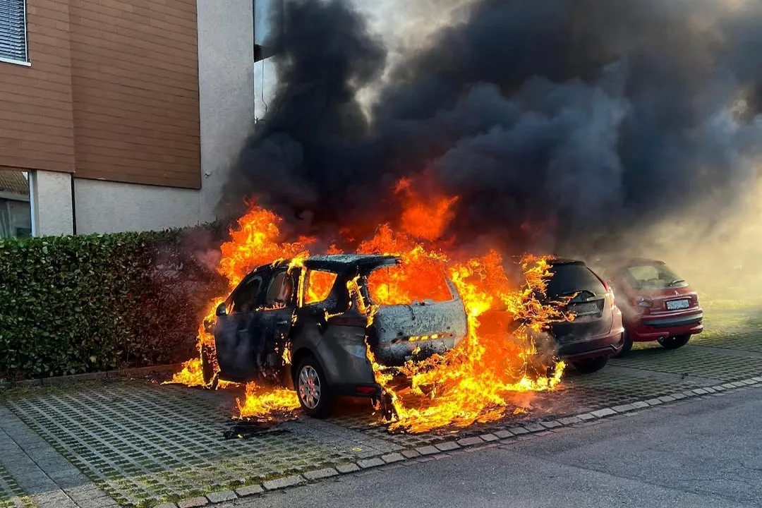 Die brennenden Fahrzeuge auf der Sandbühlstrasse in Wetzikon während der Löscharbeiten. Die brennenden Fahrzeuge auf der Sandbühlstrasse in Wetzikon während der Löscharbeiten.