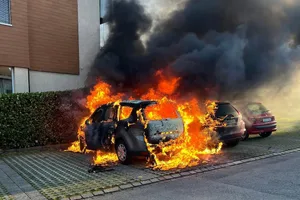 Die brennenden Fahrzeuge auf der Sandbühlstrasse in Wetzikon während der Löscharbeiten. Die brennenden Fahrzeuge auf der Sandbühlstrasse in Wetzikon während der Löscharbeiten.