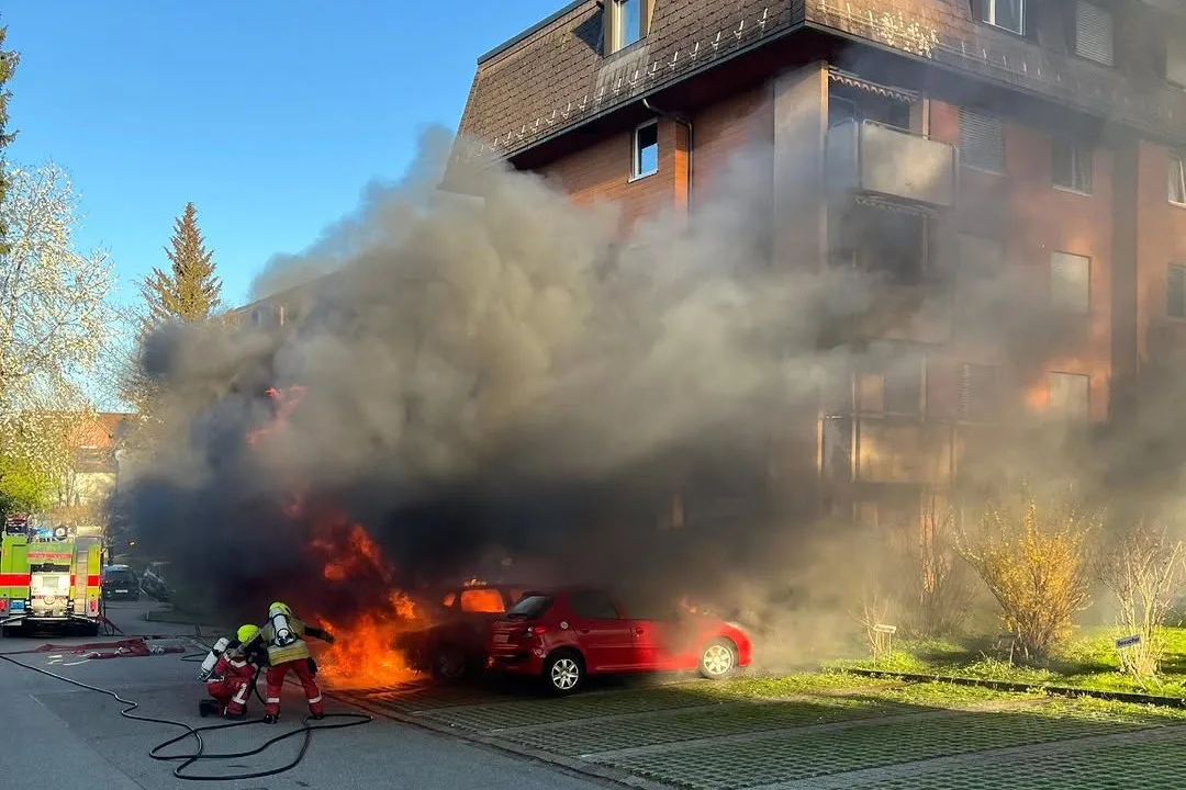 Man sieht brennende Autos.