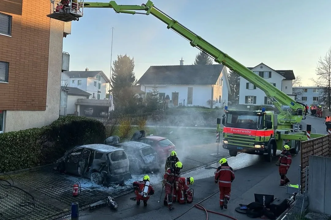 Man sieht brennende Autos.