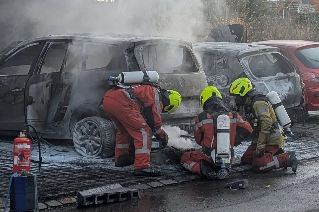 Man sieht brennende Autos.