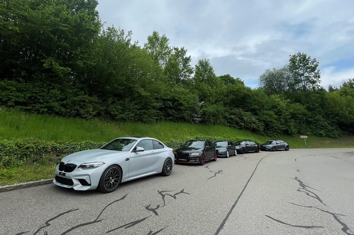 Die Polizei zog die illegal abgeänderten Autos aus dem Verkehr. Die Polizei zog die illegal abgeänderten Autos aus dem Verkehr.