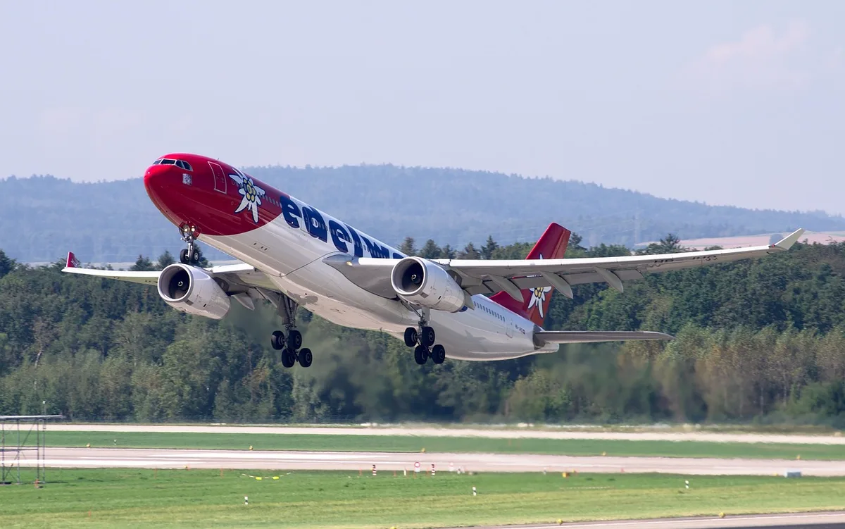 29190710-6 Eine Edelweiss-Maschine startet vom Flughafen Zürich aus.