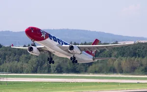 29190710-6 Eine Edelweiss-Maschine startet vom Flughafen Zürich aus.