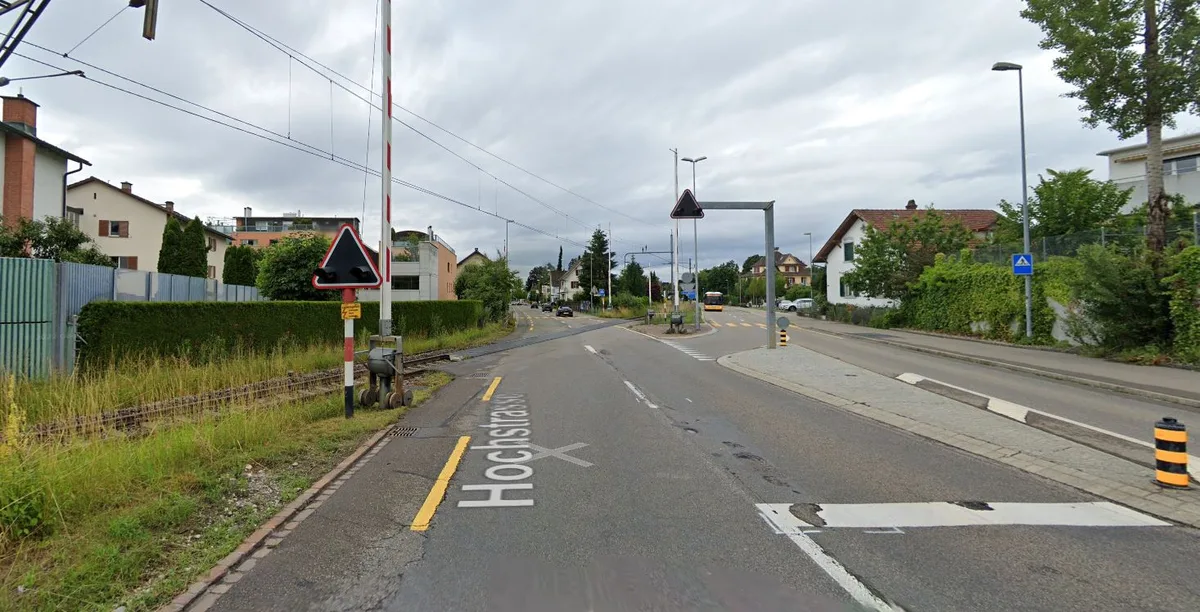 An diesem Bahnübergang in Pfäffikon bliebt heute ein Auto stecken.