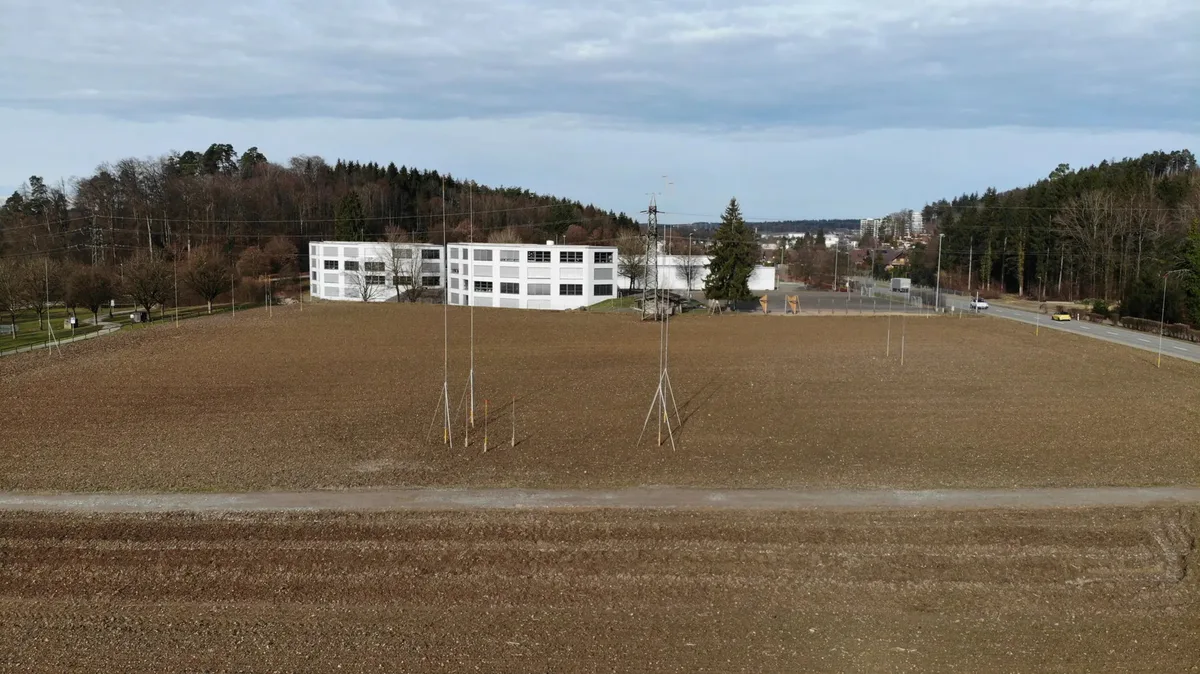 Baugespann auf einem Acker.
